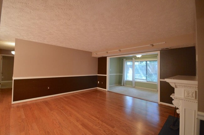 Building Photo - Updated Terrace Level 2 BR/ 2 BA Condo in ...