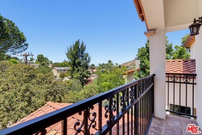 Building Photo - 3528 Mesquite Dr