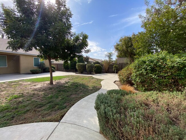 Building Photo - NW Visalia Home Available now, October SPE...