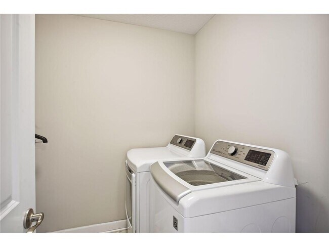 Building Photo - 6303 Jensen Ave S