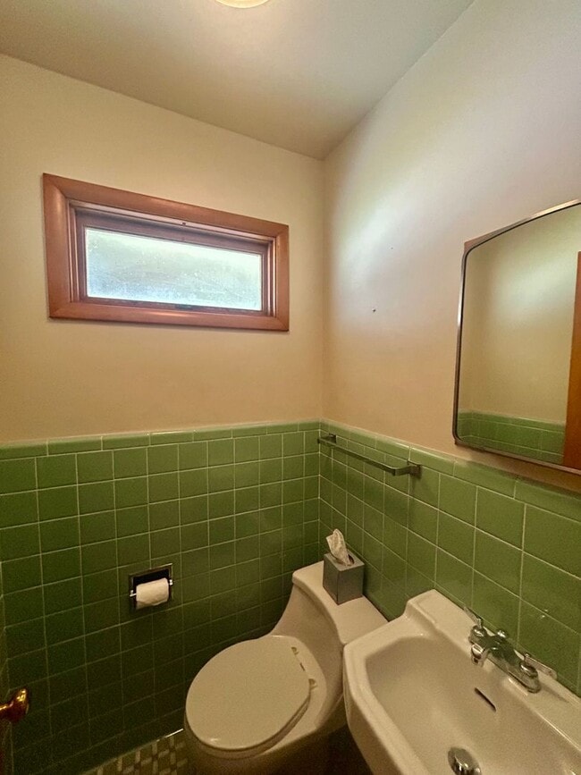 Building Photo - Great ranch style home located on a large ...