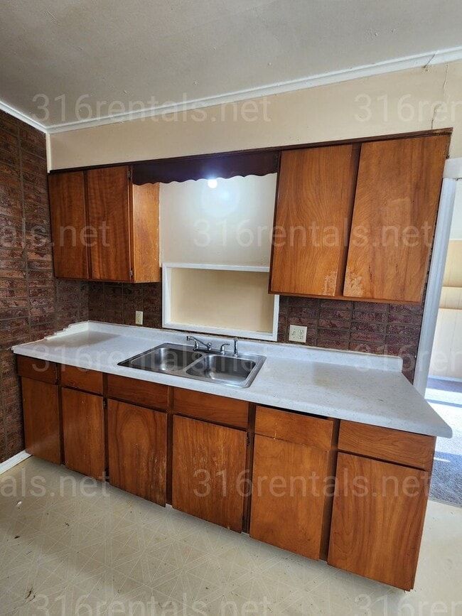 Building Photo - $950 - 3 bedroom / 1 bathroom - Single Fam...