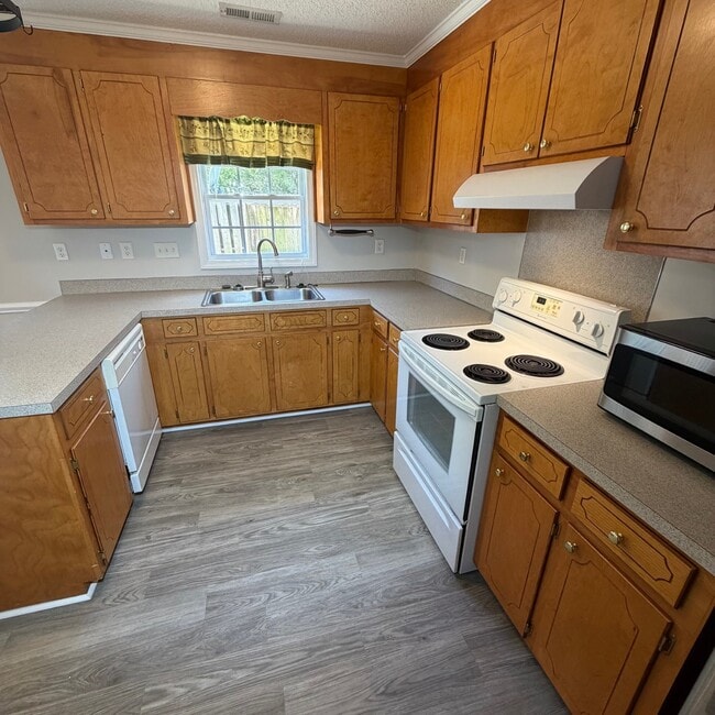 Building Photo - 2345 Vineyard Dr