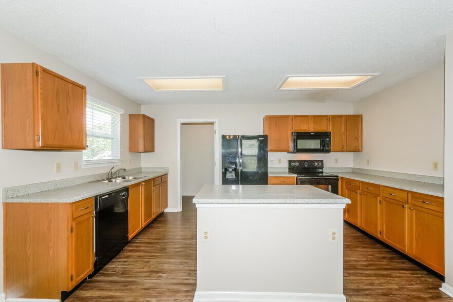 Building Photo - 2282 Shadowbrook Dr