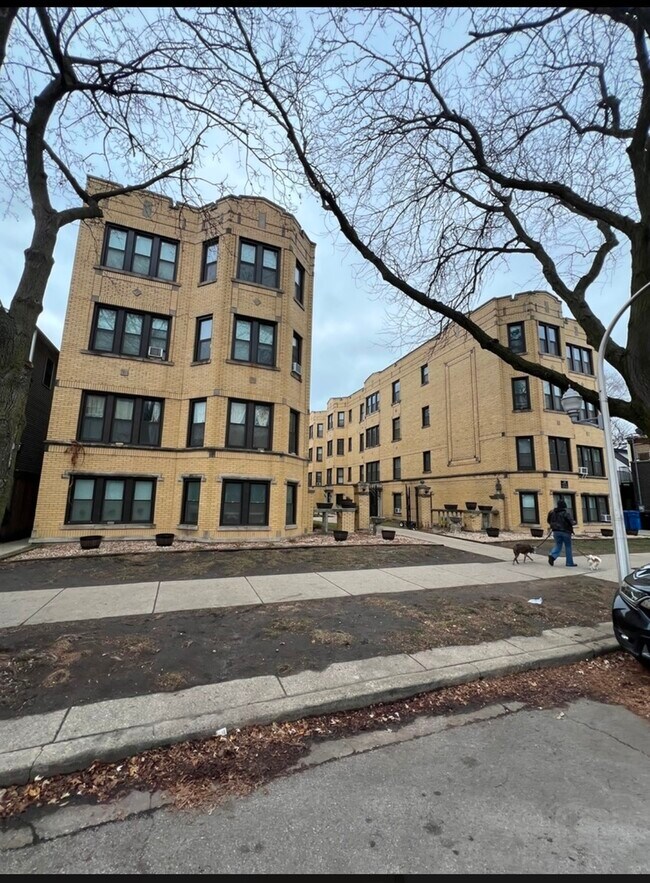 Building Photo - 3823 N Greenview Ave