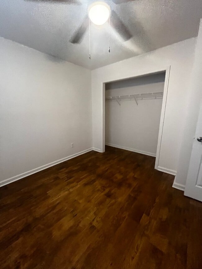 Building Photo - 3 Bedroom 1 Bath apartment!