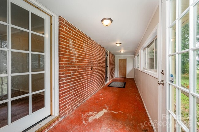 Building Photo - 6118 S Rocky River Rd