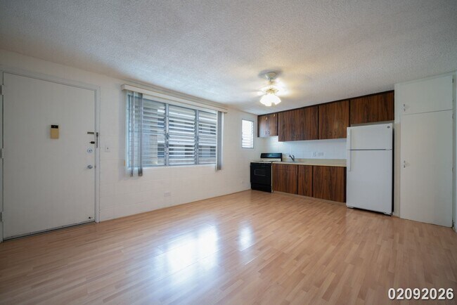 Building Photo - Prime Town Location – 1 Bed, 1 Bath Walk-Up - Corner Unit