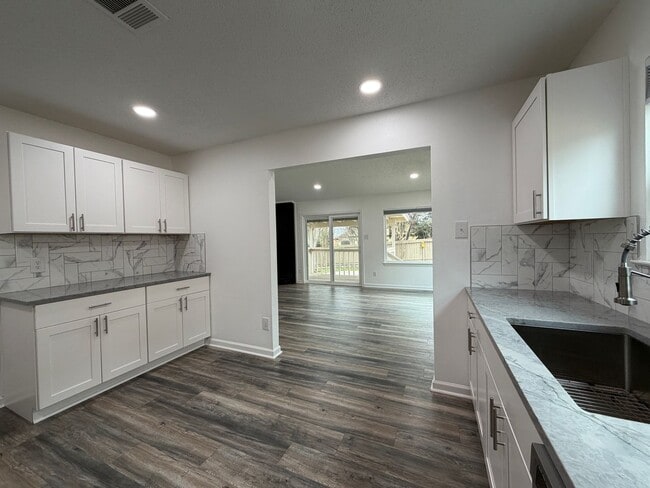 Building Photo - Renovated 4/2 in Beautiful Lago Vista Location