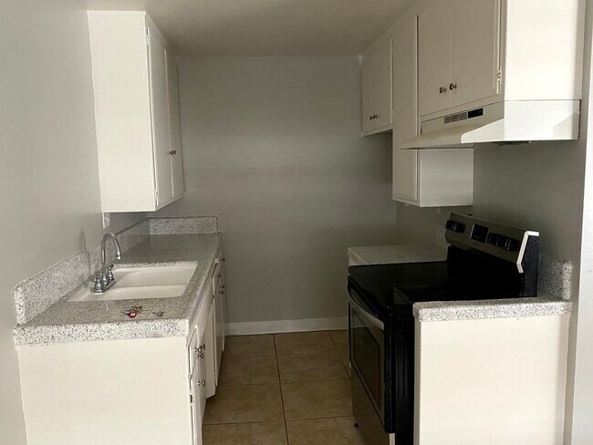 Building Photo - 800 Linden Ave