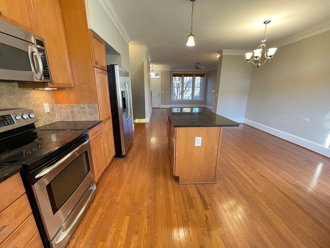 Building Photo - Charming 3br - 3ba in Davis Park, perfect ...