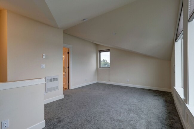 Building Photo - Grand 4 bedroom /2.5-bathroom Townhome w/ Sweeping Views of Lake Union & Cascades!