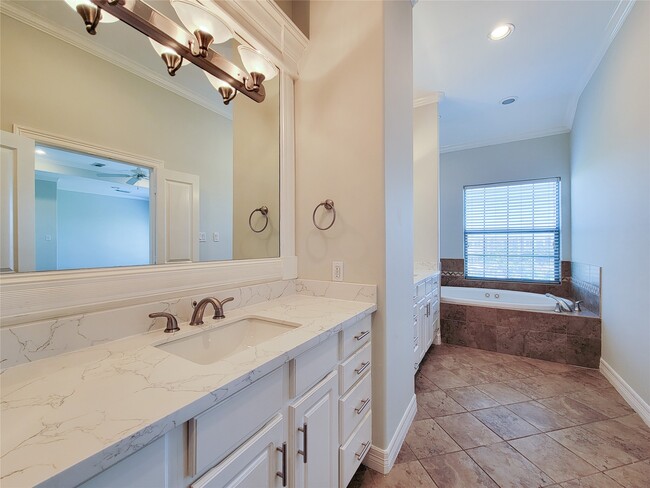 Building Photo - 2416 La Branch St