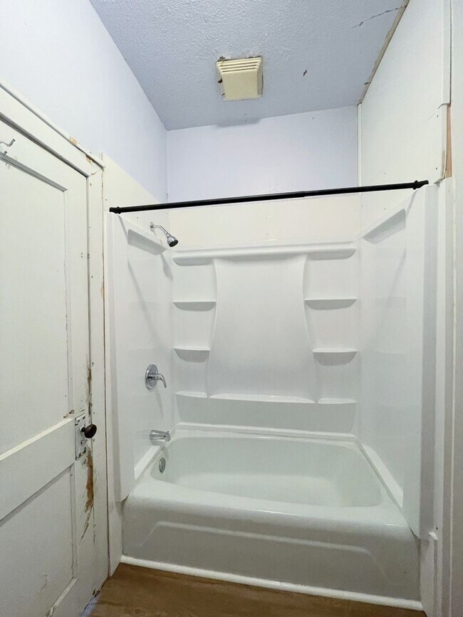 Building Photo - 3 bed in Nickerson with large fenced yard