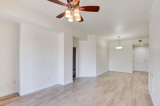 Building Photo - Park Avenue Mid Rise Condo. All HOA Amenities