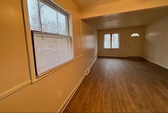 Building Photo - 2 Bedroom Duplex In Wyoming Available Dece...