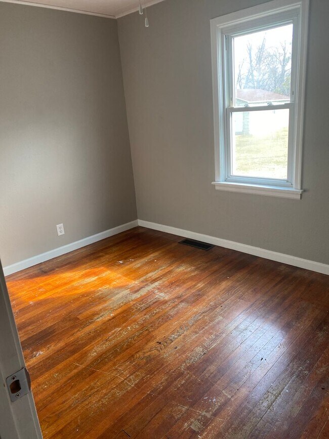 Building Photo - Three Bedroom House