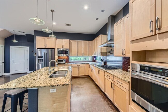Building Photo - 2510 Rosewood Ave