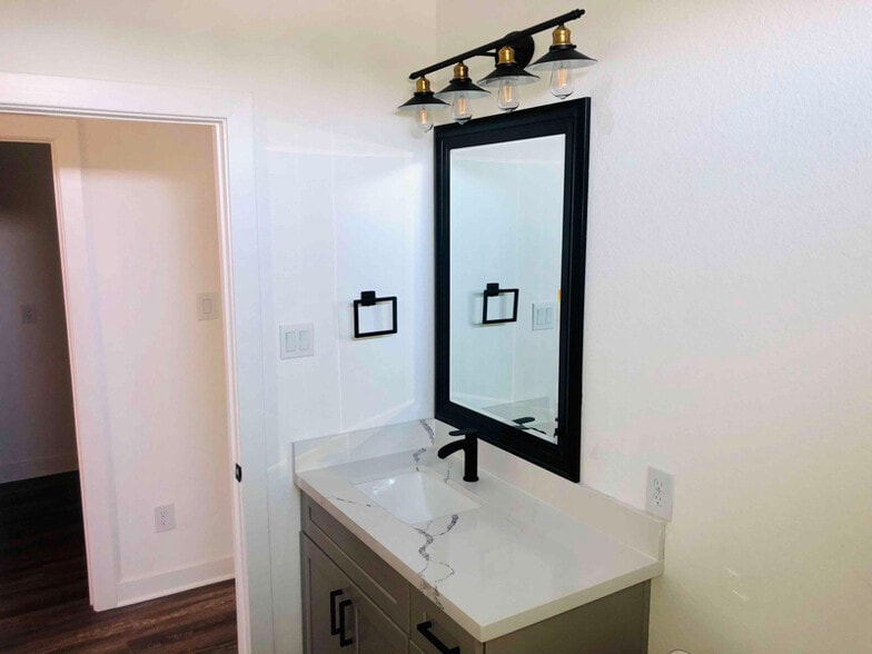 Building Photo - 5813 England St