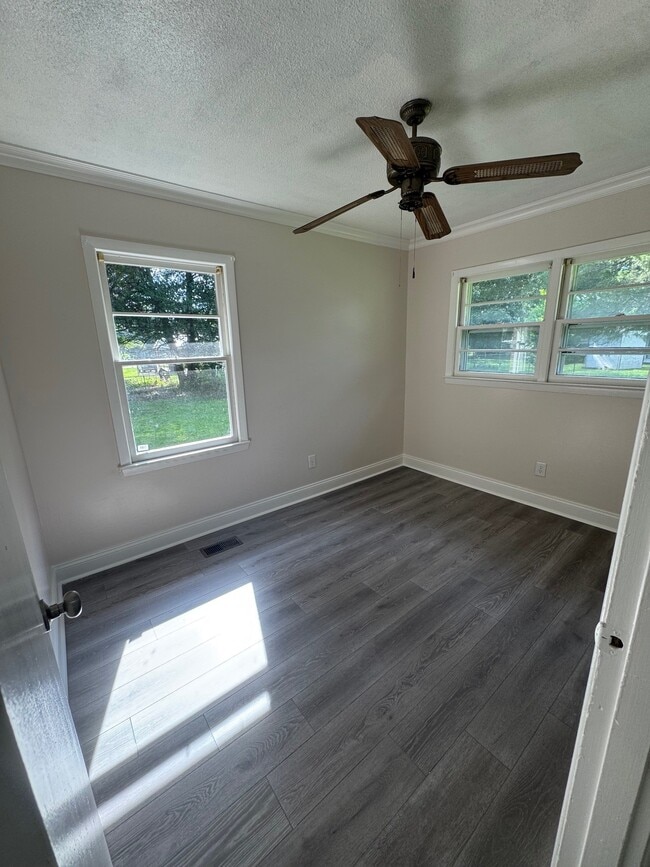 Building Photo - 1104 Elmgrove Ave