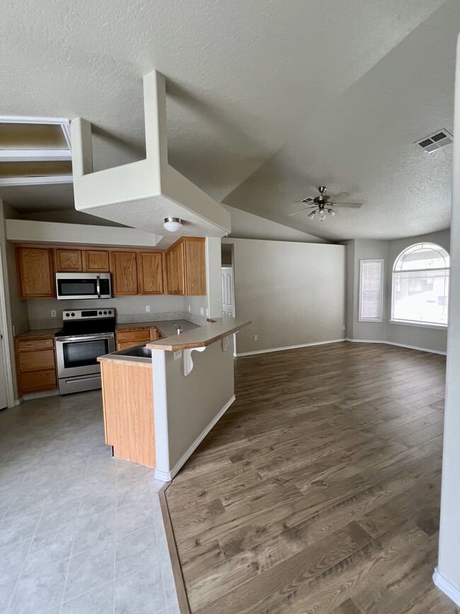 Building Photo - 561 W Palmer Dr