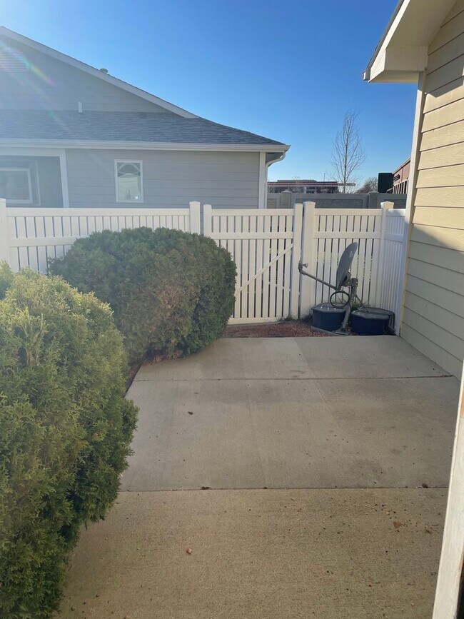 Building Photo - Beautiful Westend patio home