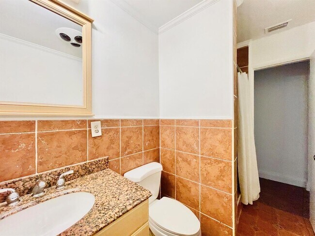Building Photo - 1478 NE 56th St
