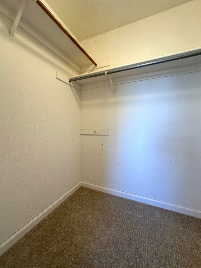 Building Photo - Spacious 4 Bedroom Corner Lot in Brentwood!