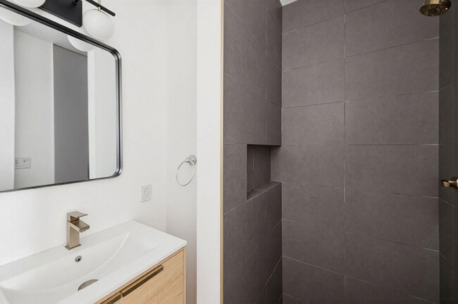 Building Photo - 1008 N Stanley Ave