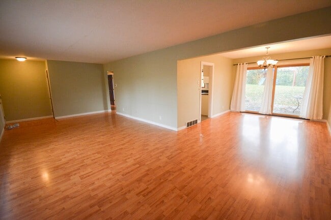 Building Photo - RENT SPECIAL 3-Bedroom Home with Walk-In Closet, Deck & Prime Location Near Shopping