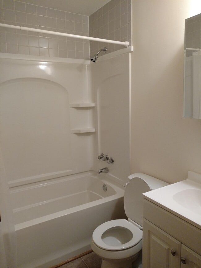 Building Photo - 557 Eagle Dr