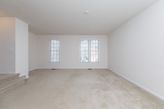 Building Photo - 121 Parkway Ct