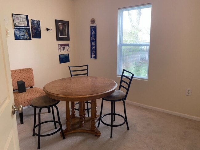 Building Photo - 4 Bedroom Duplex. Close to Campus and Down...