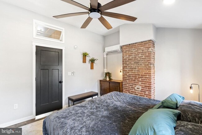 Building Photo - 526 E Thompson St