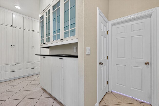 Building Photo - 13819 Lakeview Meadow Dr