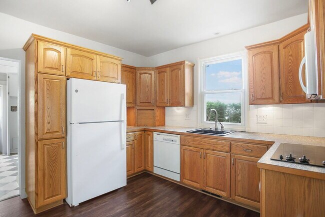 Building Photo - 1190 Lakeview