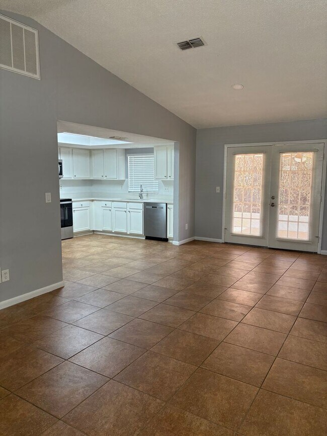 Building Photo - Beautiful 3/2 Available now!