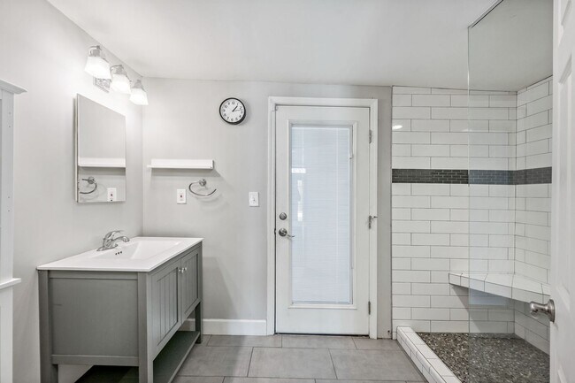 Building Photo - Luxury housing ,Close to U of A! Newly Renovated