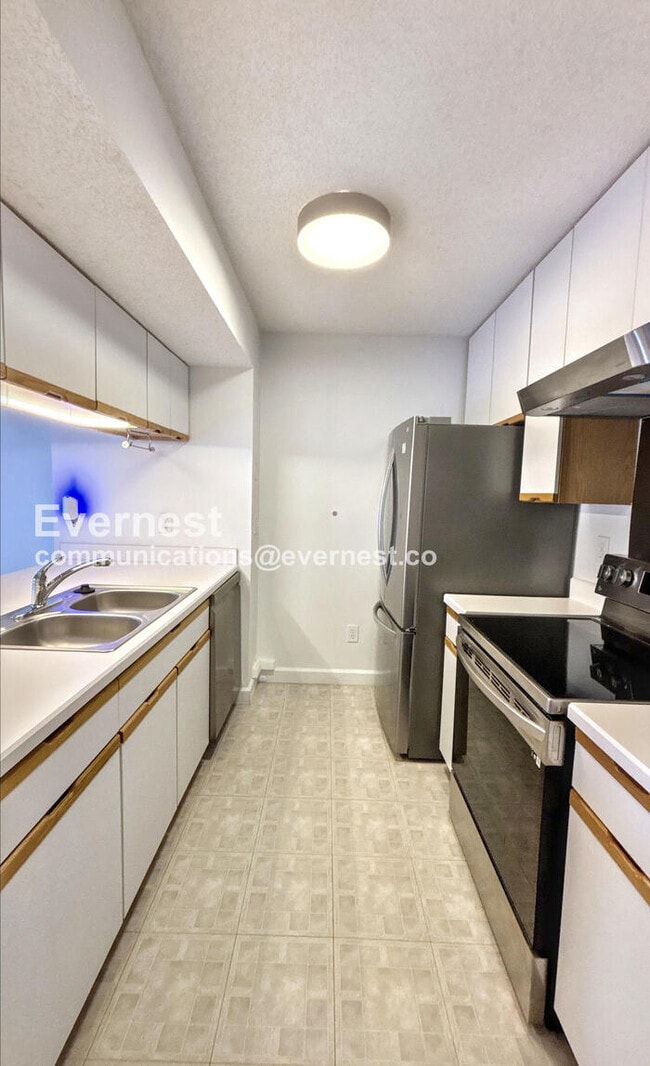 Building Photo - Spacious Condo with Modern Amenities and Garage Parking