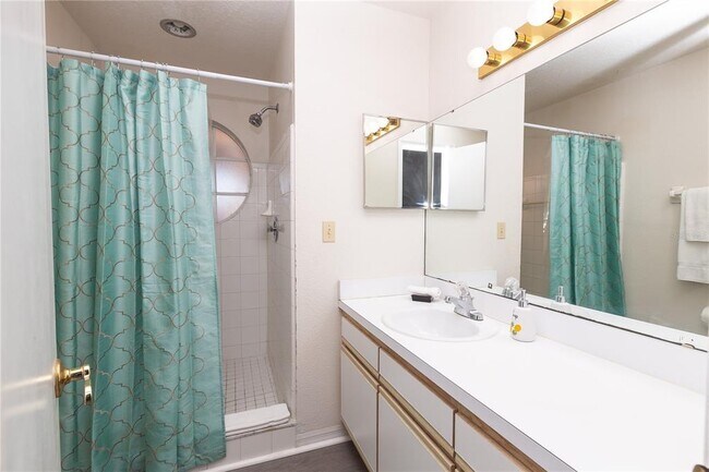 Building Photo - 2492 Sweetwater Club Cir