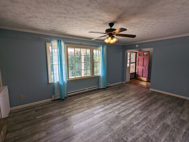 Building Photo - What a VIEW! Beautiful 3BD/2BA Ranch Style House in Speedwell Acres offered exclusively by Wester...