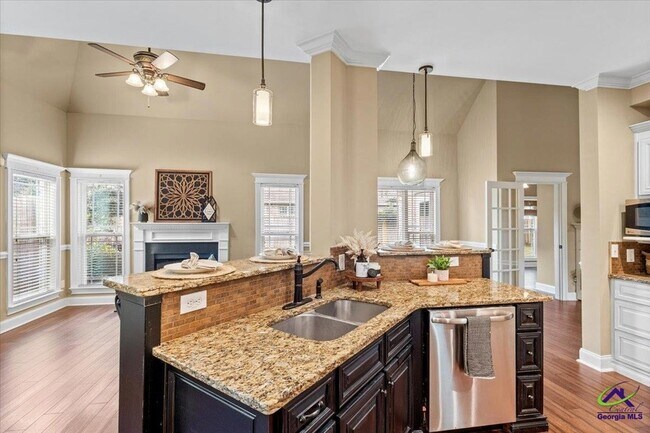 Building Photo - 300 Cheshire Dr