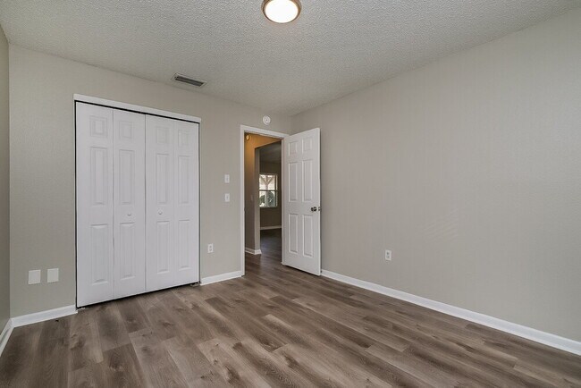 Building Photo - 10950 Kenmore Dr