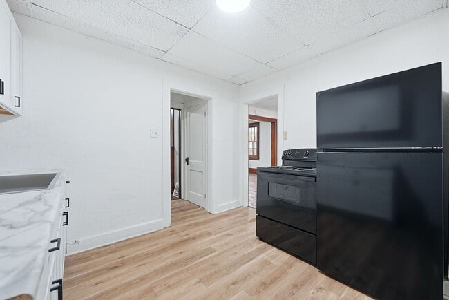 Building Photo - Freshly Updated 3BR Home