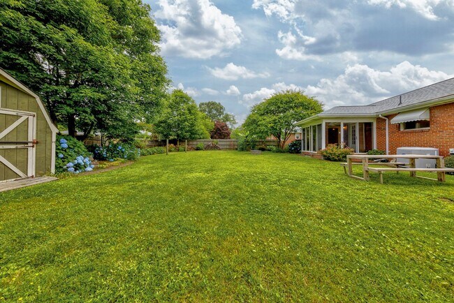 Building Photo - 3 Bedroom, Meticulously Maintained Updated...