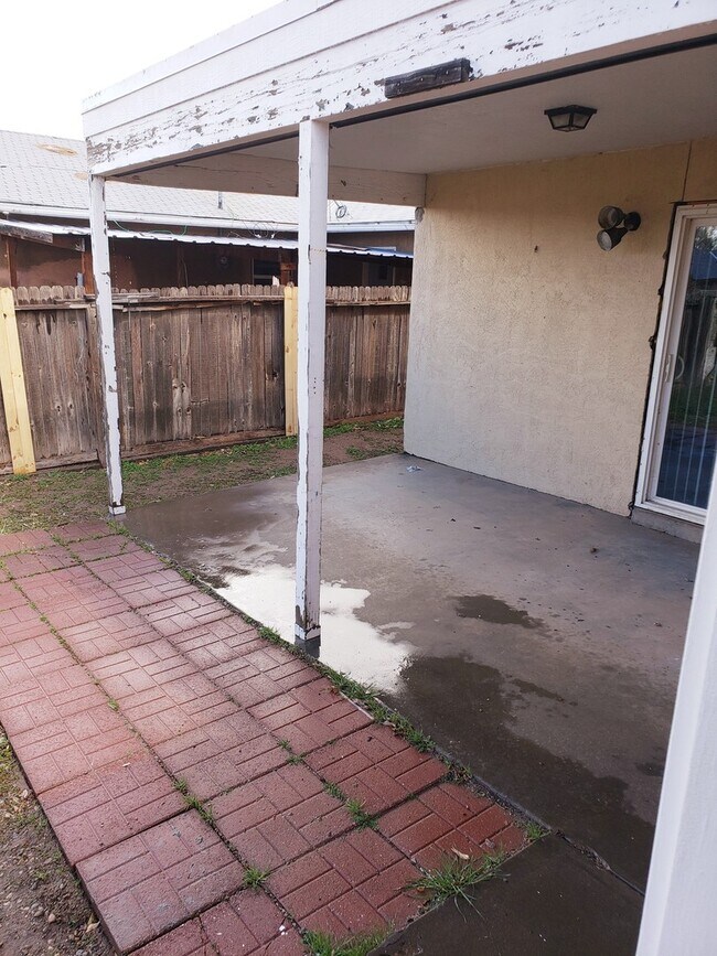 Building Photo - 3 BR 2 BA Home  nearJuan Tabo and 1-40. Showing Monday 6/15