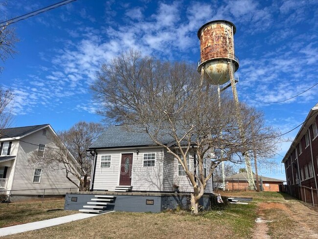 Building Photo - 3 Poplar St