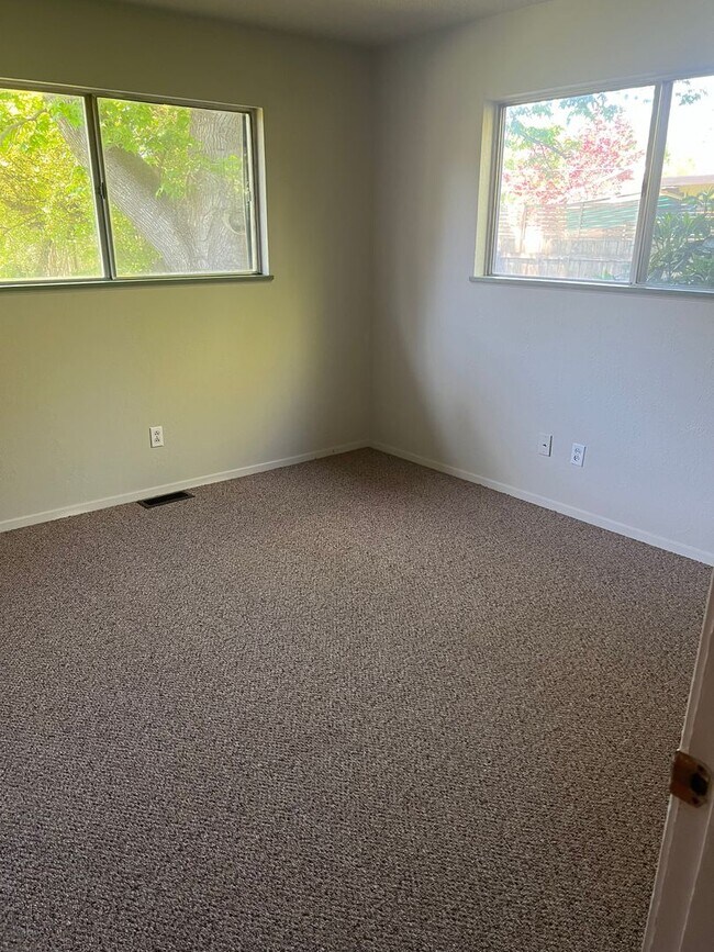 Building Photo - 3BED 1.5BATH - BONUS ROOM, LARGE YARD, WASHER/DRYER HOOKUP, DRIVEWAY PARKING