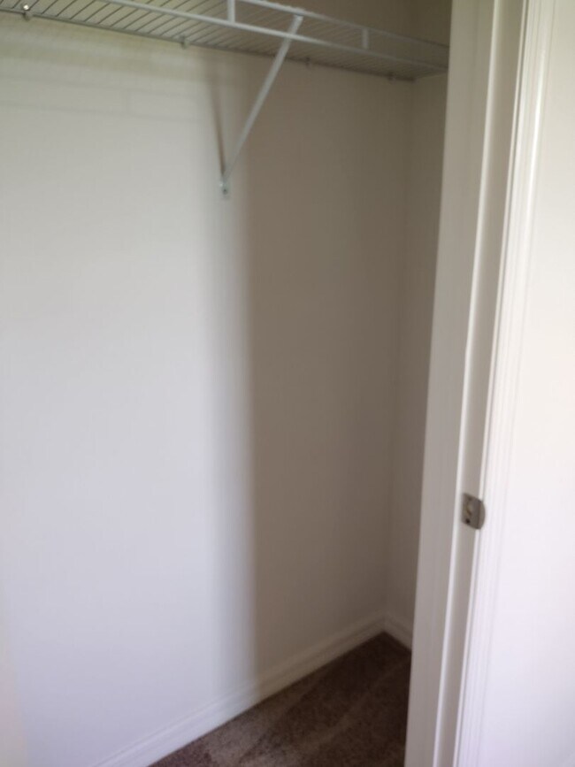 Building Photo - Beautiful 4 bedroom 2.5 Bathroom House For...