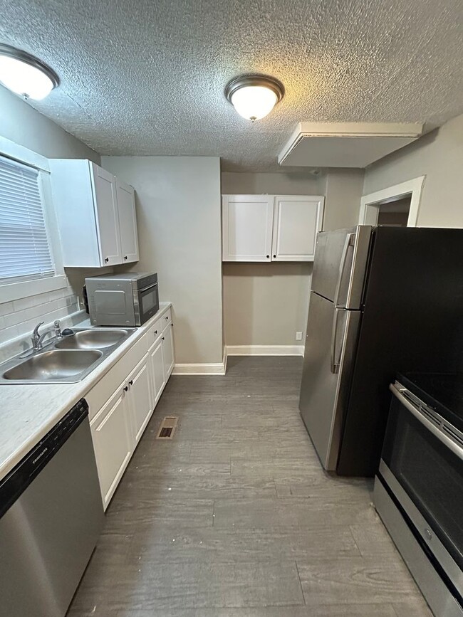 Building Photo - Available Now! RENT SPECIAL!! 3 Bed 1 Bath...